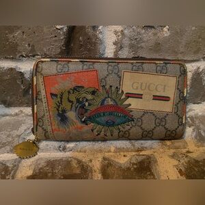 Gucci Courrier GG Supreme Canvas Zippy Wallet